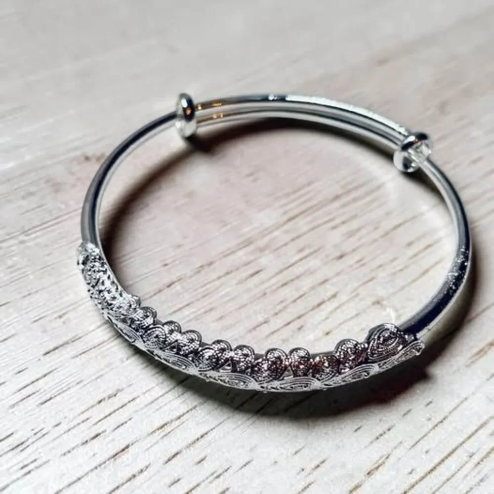🎁🎁 free shipping!! silver color bangle with a row of leaves over leaves